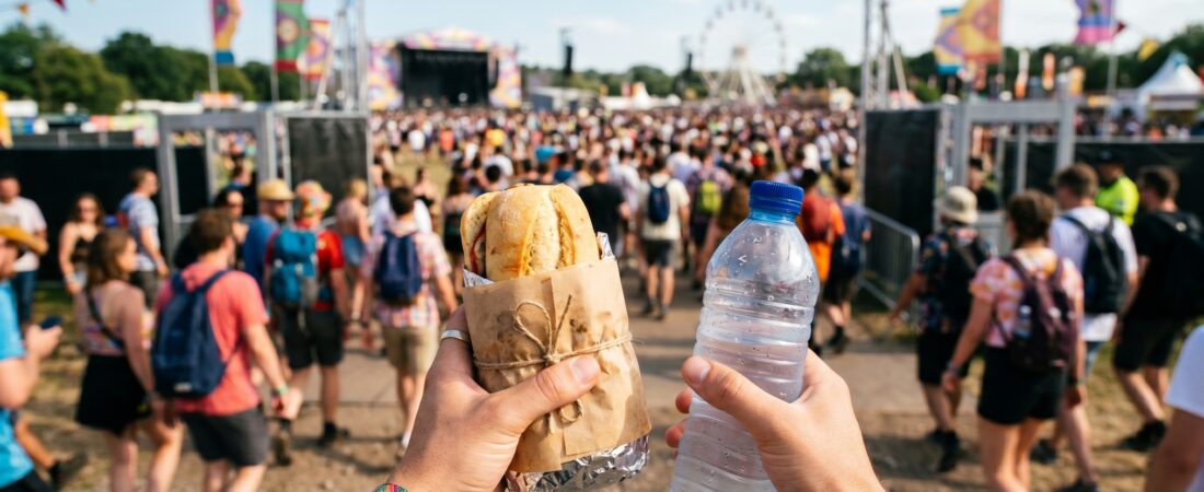 ¿Es legal que te prohíban meter comida en un festival?